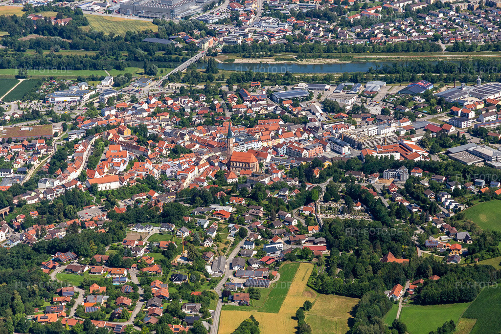 Luftbild: St. Johannes Dingolfing in Dingolfing im Bundesland Bayern in Deutschland. – Foto: IMG_132766.jpg vom 02.07.2022 durch Werner Riehm/FLY-FOTO.de – Auflösung des Originals: 5472 x 3648 px – Stadt Dingolfing - Stadt Dingolfing – ST-JOHANNES-DGF.DE