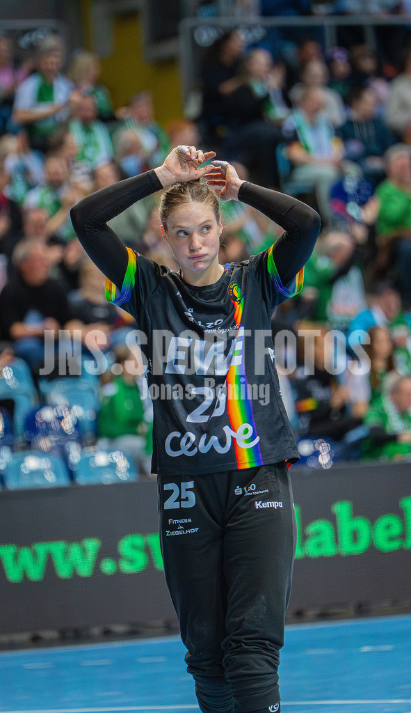Handball I Frauen I Saison 2025-2026 I 1. HBF I 15. Spieltag I VFL Oldenburg - SV Union Halle-Neustadt 0097 | Madita Kohorst (25, VfL Oldenburg) Emotionen, Portrait, Anspannung - Realisiert mit Pictrs.com