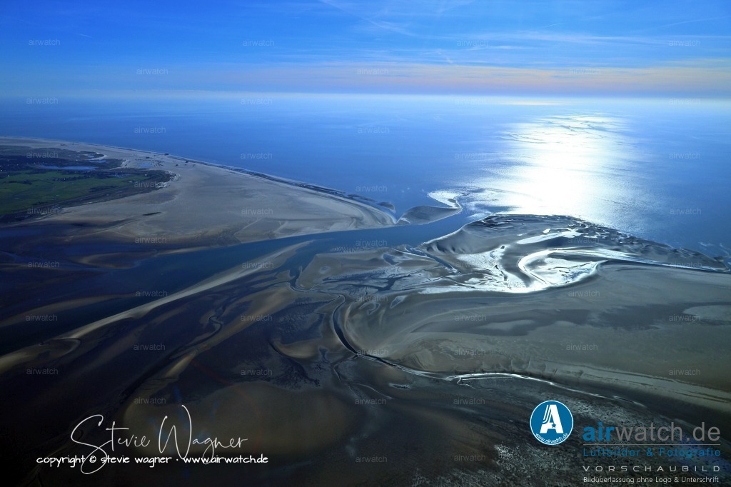 Luftbilder Tümlauer Koog  | Tümlauer Koog liegt an der Nordseeküste Schleswig-Holsteins und ist Teil der Halbinsel Eiderstedt, südlich und anteilig östlich vom Wattenmeerbereich der Tümlauer Bucht. Die Gemeinde ist durch die Tümlauer Bucht, eine Meeresenge, die sich zwischen Westerhever und Sankt Peter-Ording erstreckt, geprägt.