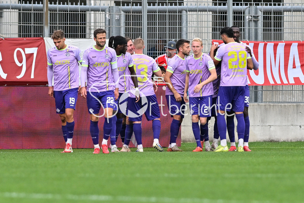 FC Bayern Amateure - FC Würzburger Kickers | Jubel der Gäste nach dem Treffer zum 0-1 durch Pedro Narciso MUTEBA (Würzburger Kickers 37) / Tor / Torschuetze / Freude / Happy / Regionalliga Bayern: FC Bayern Amateure - FC Würzburger Kickers; Grünwalder Stadion am 27.09.2025