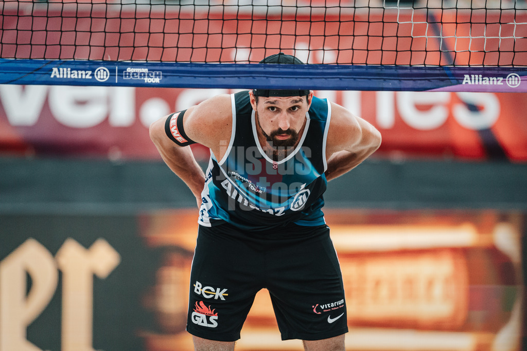 Beachvolleyball | Männer | Allianz German Beach Tour 2024 | Tourstop Kühlungsborn 2 | 15.08.2024 | Jonathan Erdmann wartet auf die Angabe