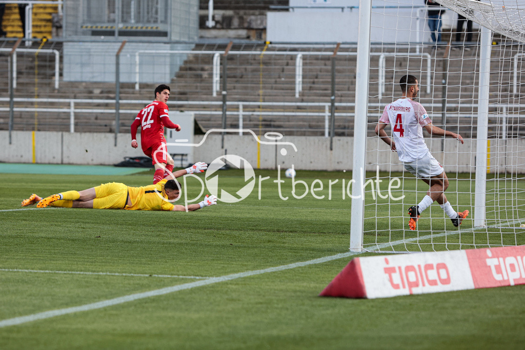FC Bayern Amateure - FC Augsburg II | Grant Leon RANONS (FCB #22) umkurvt in dieser Szene Marcel LUBIK (FCA #1) und erzielt den Ausgleich zum 1-1