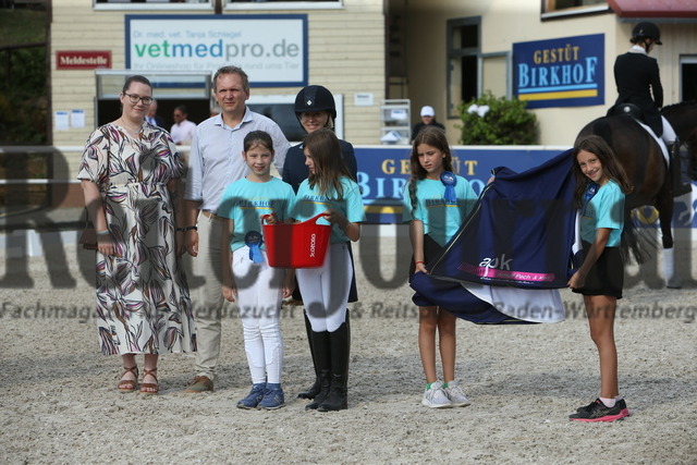 Birkhof_2022_GrandPrixSpecial_Siegerehrung_GrandPrixSpecial (25) | Alle Fotos der Reiterjournal Fotografin Doris Matthaes im Reiterjournal Online-Fotoshop. - Realisiert mit Pictrs.com