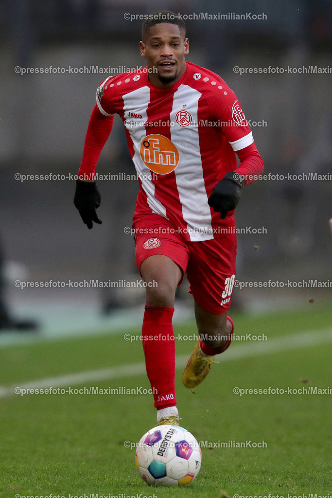 RWE06012402115 | 06.01.2024, Essen, Fußball, Herren, Stadion an der Hafenstraße, Testspiel, Rot-Weiss Essen – 1. FC Köln:  Isaiah Young (Rot-Weiss Essen). 
DFB regulations prohibit any use of photographs as image sequences and or quasi-video.