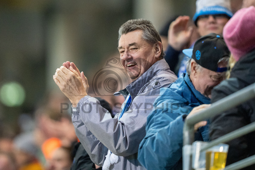 SV Stuttgarter Kickers vs. SGV Freiberg, Fussball, WFV-Pokal, Viertelfinale, 17.03.2026 | Fans der SV Stuttgarter Kickers jubeln nach dem Ausgleich zum 1:1,SV Stuttgarter Kickers vs. SGV Freiberg, Fussball, WFV-Pokal, Viertelfinale, 17.03.2026Foto: photosbyphips/Philip Ziegler