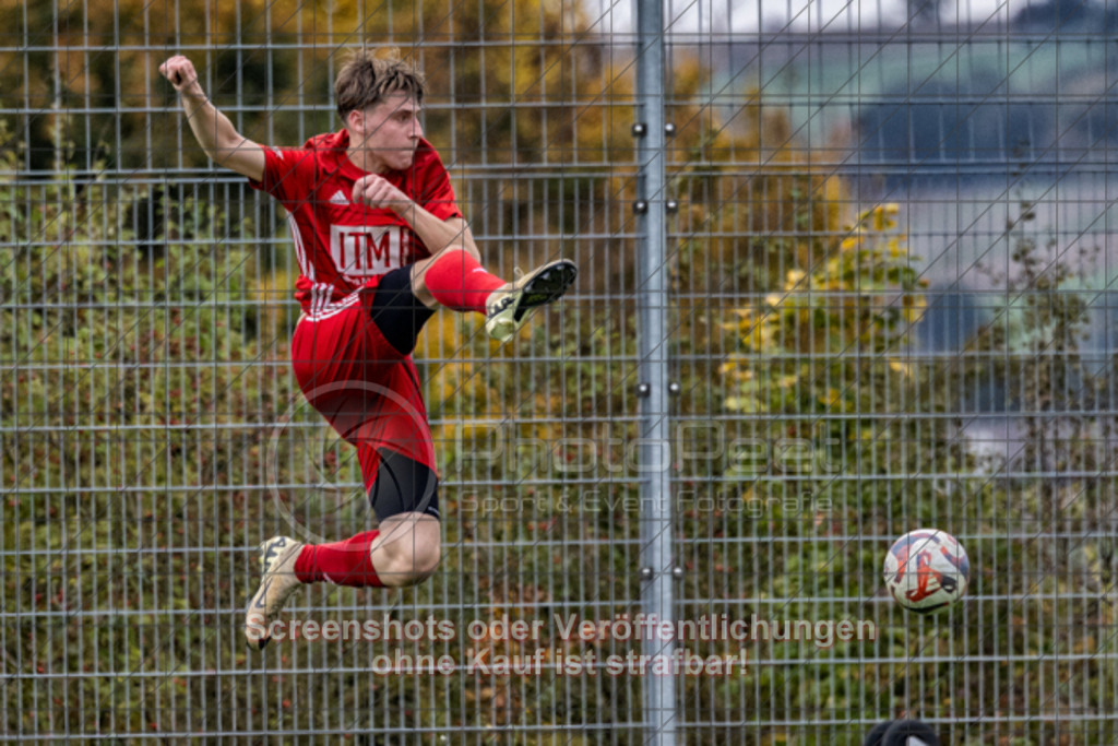 20251012_154005_0158-Bearbeitet | #,SC Uhingen (blau) vs. FTSV Kuchen (rot), Fussball, Kreisliga A3 - Bezirk Neckar/Fils, 08. Spieltag, Saison 2025/2026, Kunstrasenplatz, Haldenberg Stadion, Panoramastraße,73066 Uhingen, 12.10.2025 - 15:00 Uhr,Foto: PhotoPeet-Sportfotografie/Peter Harich