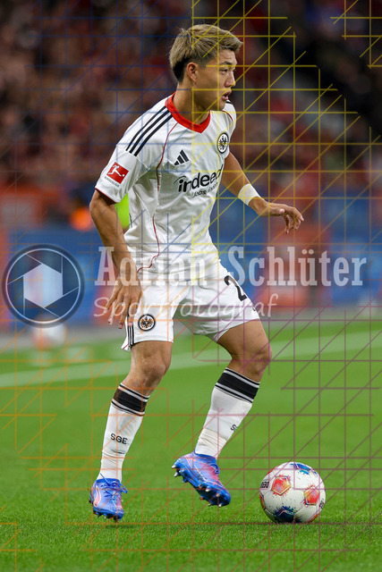 Bayer 04 Leverkusen vs Eintracht Frankfurt - Bundesliga  | Leverkusen, Deutschland, 12.09.25:   Ritsu Doan (Eintracht Frankfurt) in Aktion am Ball, Einzelaktion waehrend des Spiels der Bundesliga zwischen  Bayer 04 Leverkusen vs Eintracht Frankfurt in der BayArena(Foto von Brauer-Fotoagentur / Adrian Schlueter)