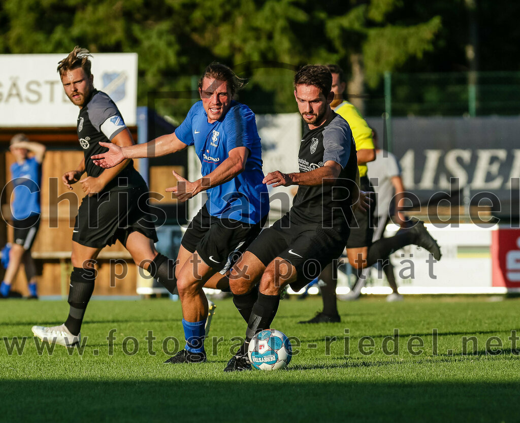 2023-07-14_044_FC_Langengeisling_gegen_FC_Velden-Eberspoint | Erding, Deutschland, 14.07.2023:
Fußball, Bezirksliga Oberbayern Ost 2023 / 2024, Testspiel, FC Langengeisling gegen FC Velden-Eberspoint, Endergebnis: 5:0

Maximilian Hampe (FC Velden-Eberspoint, #10), Lucas Seeholzer (FC Langengeisling, #2)

Foto: Christian Riedel / fotografie-riedel.net