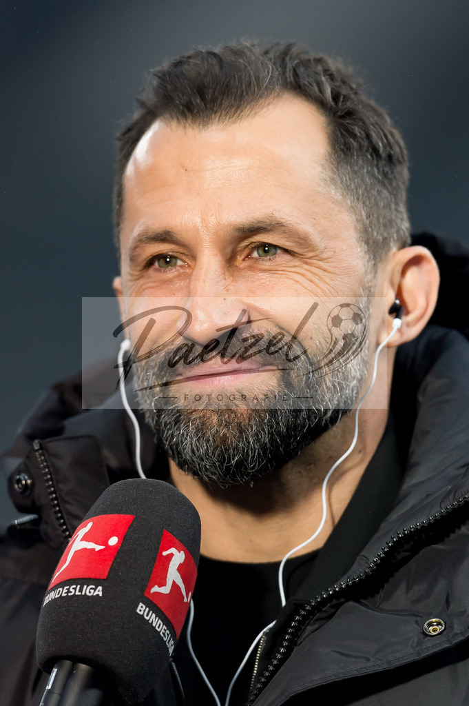 BSCFCB20220123_174 | Fussball, Herren: Sport-Vorstand Hasan Salihamidzic (FC Bayern Muenchen) im Interview bei dem Spiel der 1. Bundesliga zwischen Hertha BSC und FC Bayern Muenchen im Olypiastadion am 23.01.2022 in Berlin, Deutschland.DFB / DFL REGULATIONS PROHIBIT ANY USE OF PHOTOGRAPHS AS IMAGE SEQUENCES AND/OR QUASI-VIDEO. - Realisiert mit Pictrs.com
