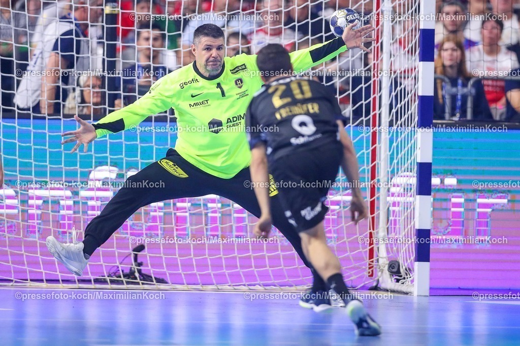 KoeEHF14062501010 | 14.06.2025, Handball, Halbfinale TruckScout24 EHF FINAL4, LANXESS arena Köln, Füchse Berlin - HBC Nantes: Torwart Ivan Pesic (HBC Nantes FRA #01) gegen Tim Freihöfer (Fuechse Berlin #20) 