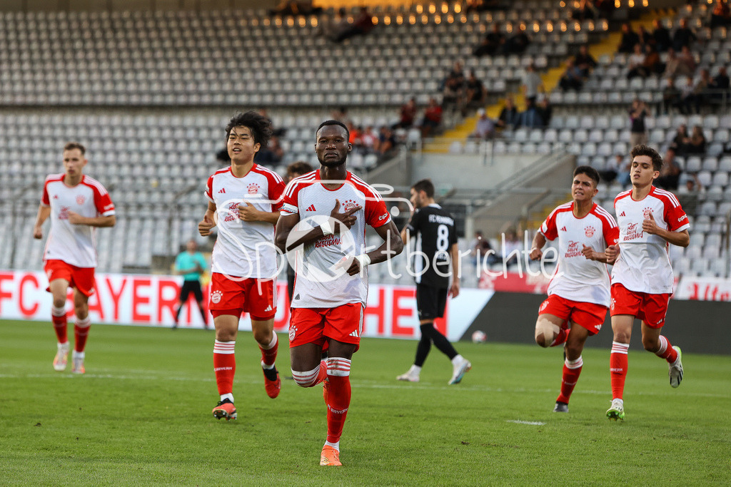 FC Bayern Amateure - FC Memmingen | Desire SEGBE AZANKPO (FCB #34)  jubelt mit seinen Teamkollegen nach seinem Elfmetertor zum 2-1 fuer die Bayern / Tor / Elfmeter / Jubel / Freude