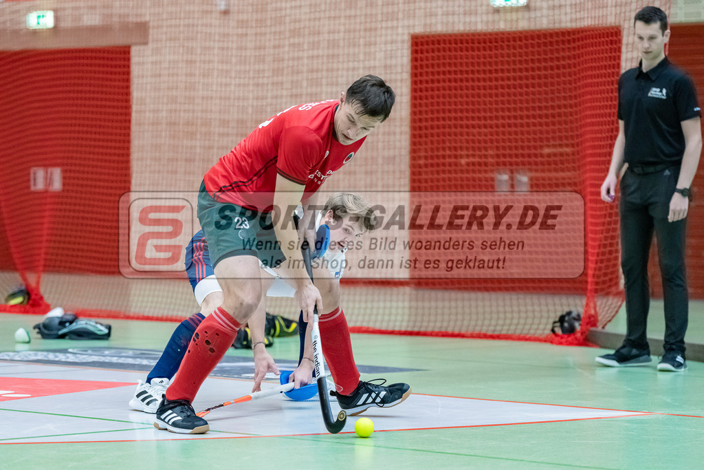 HK_20231217_107552 | 1. Bundesliga Herren Crefelder HC - Düsseldorfer HC  am 17.12.2023 Sporthalle Glockenspitz, Krefeld , Boomes Anton ( Crefelder HTC #23 ) , Cofalla Jonas ( Düsseldorfer HC #4 )