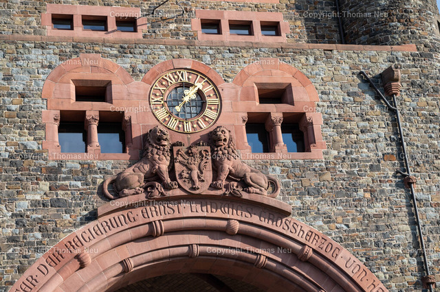 Nibelungenbruecke_Worms__Thomas_Neu_Fotografie-29 | Die Nibelungenbrücke verbindet die rheinland-pfälzische Stadt Worms über den Rhein mit den hessischen Städten Lampertheim und Bürstadt.Nachdem bei Worms der Fährbetrieb urkundlich seit dem Jahr 858 belegt ist, entstand die erste Schiffsbrücke im Jahr 1855. Die erste feste Brücke über den Rhein war von 1900 bis 1945 die Ernst-Ludwig-Brücke. Die im Zweiten Weltkrieg zerstörte Brücke wurde als Nibelungenbrücke (heute „alte“ Nibelungenbrücke genannt) von 1951 bis 1953 wieder aufgebaut.Die Nibelungenbrücke in Worms ist eine der wichtigsten Rheinquerungen der Region und prägt mit ihrem markanten Brückenturm das Stadtbild. Der Turm, ursprünglich als repräsentatives Stadttor zur Nibelungensage gestaltet, gilt bis heute als eines der bekanntesten Wahrzeichen von Worms. Die Brücke verbindet das rheinhessische und rheinland-pfälzische Ufer und bietet beeindruckende Ausblicke auf den Rhein, die Wormser Innenstadt und die umliegende Landschaft. Durch ihre besondere Architektur und historische Bedeutung ist die Nibelungenbrücke ein beliebtes Motiv für Fotografen und Besucher.,, Bild: Thomas Neu