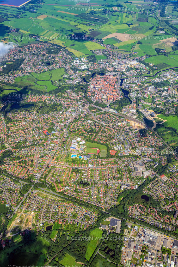 Stade_Hoch_ELS_0787200823 | STADE 20.08.2023 Stadtgebiet mit Außenbezirken und Innenstadtbereich am Rand von landwirtschaftlichen Feldern und Ackerflächen in Stade im Bundesland Niedersachsen, Deutschland. // Urban area with outskirts and inner city area on the edge of agricultural fields and arable land in Stade in the state Lower Saxony, Germany. Foto: Martin Elsen