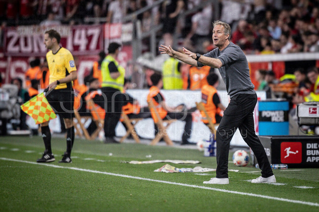 German Bundesliga, Bayer 04 Leverkusen vs. RB Leipzig, 02.05.2026 | LEVERKUSEN, GERMANY - MAY 2, 2026 :  Kasper Hjulmand (Head Coach Bayer 04 Leverkusen) gestures during the German Bundesliga match on gameday 32 between Bayer 04 Leverkusen vs. RB Leipzig at BayArena on May 2, 2026 in Leverkusen, Germany. DFL REGULATIONS PROHIBIT ANY USE OF PHOTOGRAPHS AS IMAGE SEQUENCES AND/OR QUASI-VIDEO.