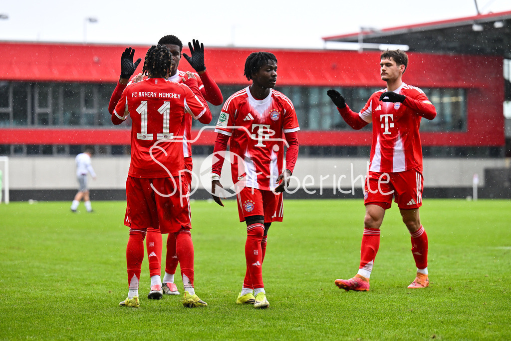 FC Bayern München - Berliner Athletik Klub | MUNICH, GERMANY - 21. FEBRUARY: Jubel der kleinen Bayern nach dem Treffer zum 5-1 durch Wisdom MIKE (FC Bayern München U19 11) / Tor / Torschuetze / Freude / Happy / während dem Spiel zwischen der U19 des FC Bayern München und der U19 des Berliner Athletik Klubs am 3. Spieltag der DFB-U19 Nachwuchsliga am FC Bayern Campus