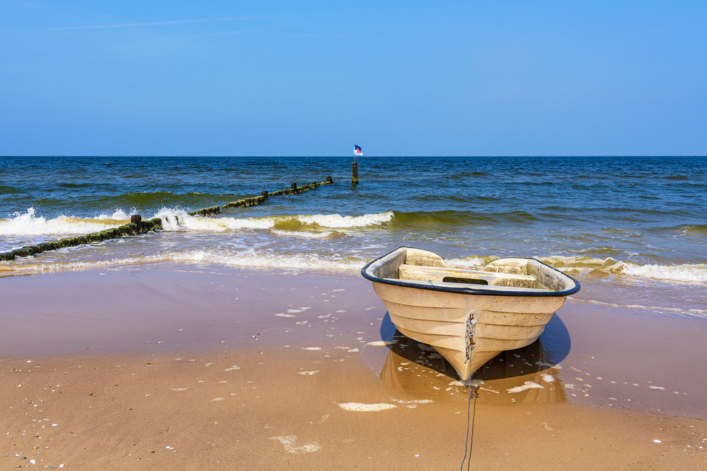 Fischerboot und Buhne am Strand von Bansin auf der Insel Usedom | Fischerboot und Buhne am Strand von Bansin auf der Insel Usedom.