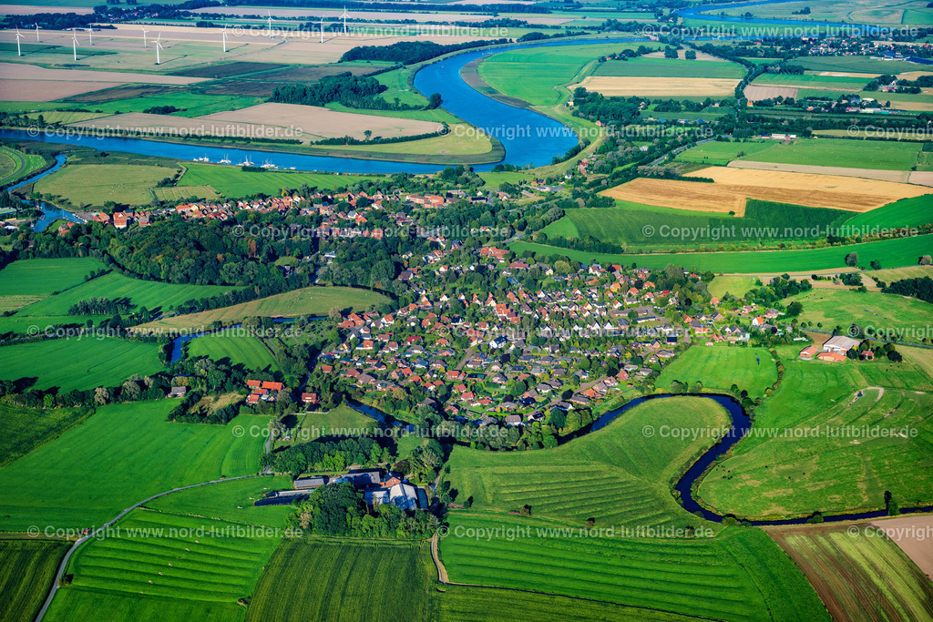 Neuhaus_An_der_Oste_ELS_8504280824 | NEUHAUS (OSTE) 28.08.2024 Ortschaft an den Fluss- Uferbereichen der Oste in Neuhaus (Oste) im Bundesland Niedersachsen, Deutschland. // Town on the banks of the river of Oste in Neuhaus (Oste) in the state Lower Saxony, Germany. Foto: Martin Elsen