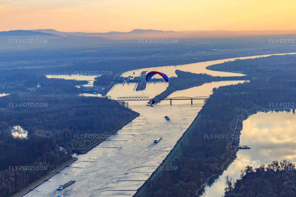 Aerial view: Rhine bridge Wintersdorf under the Iffezheim lock in Beinheim in the state Bas-Rhin, France. – Photo: IMG_22941.jpg taken on 11/21/2009 by Werner Riehm/FLY-FOTO.com – Resolution of the original: 4414 x 2943 px