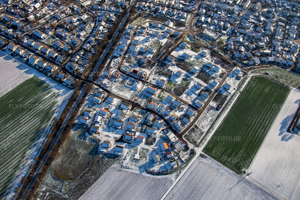 Luftbild: Neubaugebiet K2 im Winter bei Schnee in Kandel im Bundesland Rheinland-Pfalz in Deutschland. Foto: IMG_135397.jpg vom 16.12.2022 durch Werner Riehm/FLY-FOTO.de