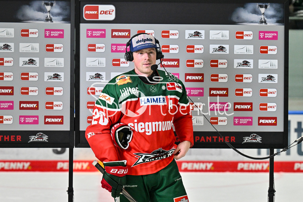 Augsburger Panther - Löwen Frankfurt | ein gluecklicher Cody KUNYK (Augsburger Panther #20) nach dem Heimsieg gegen Frankfurt / Freisteller / Einzelfoto / Interview / Magentasport / DEL: Augsburger Panther - Löwen Frankfurt, Curt Frenzel Stadiom am 11.10.2024