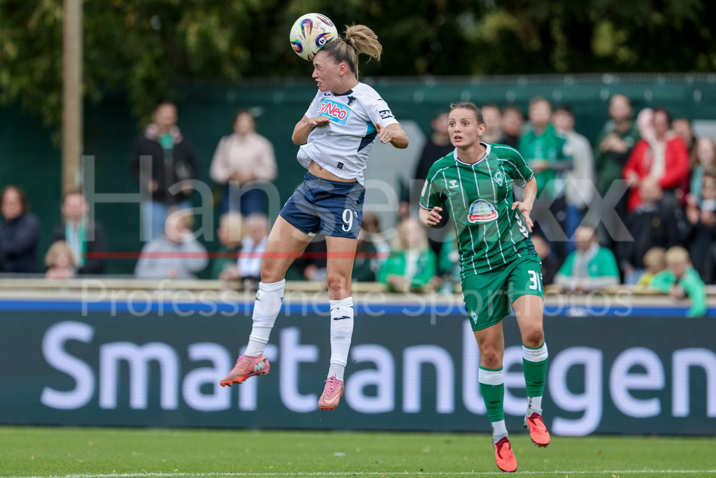 Fussball, Google Pixel Frauen-Bundesliga, SV Werder Bremen - TSG 1899 Hoffenheim | v.li.: Jill Janssens (TSG 1899 Hoffenheim, 9) und Verena Wieder (SV Werder Bremen, 31) im Kopfballduell, Kopfball, Zweikampf, Action, Aktion, Spielszene, DIE DFB-RICHTLINIEN UNTERSAGEN JEGLICHE NUTZUNG VON FOTOS ALS SEQUENZBILDER UND/ODER VIDEOÄHNLICHE FOTOSTRECKEN. DFB REGULATIONS PROHIBIT ANY USE OF PHOTOGRAPHS AS IMAGE SEQUENCES AND/OR QUASI-VIDEO.