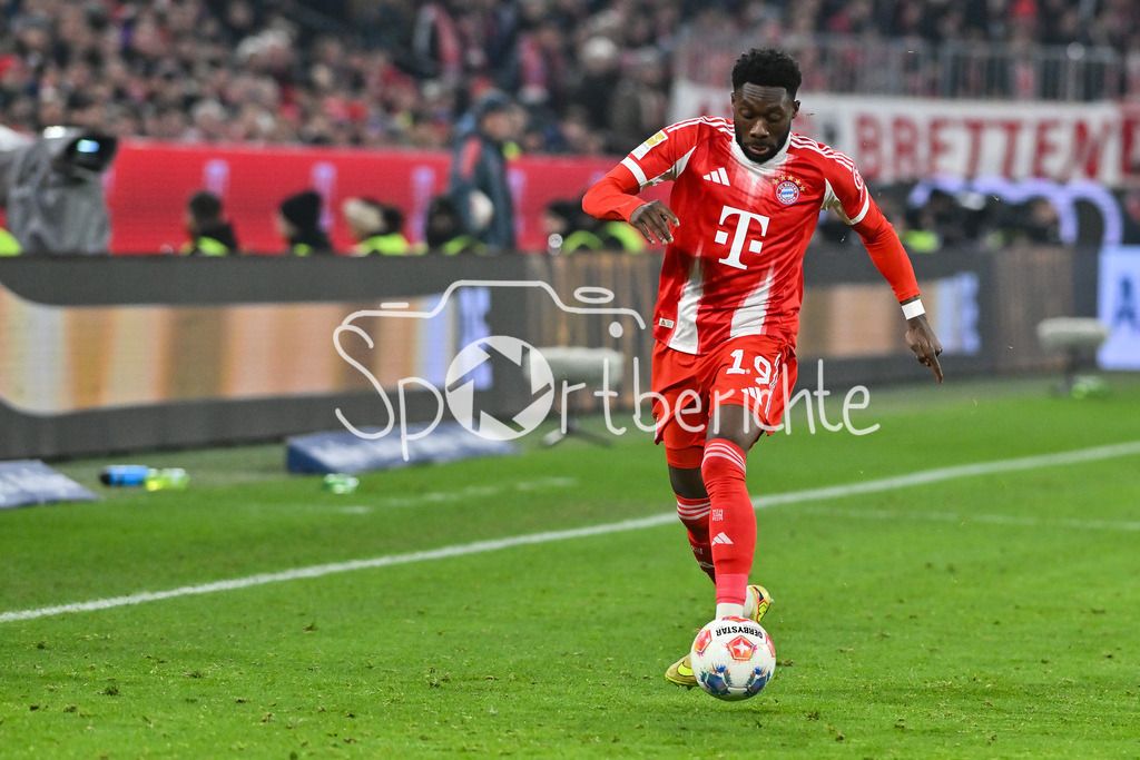 FC Bayern München - 1. FSV Mainz 05 | MUNICH, GERMANY - 14. DECEMBER: am Ball Alphonso DAVIES (FC Bayern Munich 19) / Einzelfoto / Freisteller während dem Bundesligamatch zwischen dem FC Bayern München und dem 1. FSV Mainz 05 am 14. Spieltag in der Allianz Arena DFL REGULATIONS PROHIBIT ANY USE OF PHOTOGRAPHS AS IMAGE SEQUENCES AND/OR QUASI-VIDEO