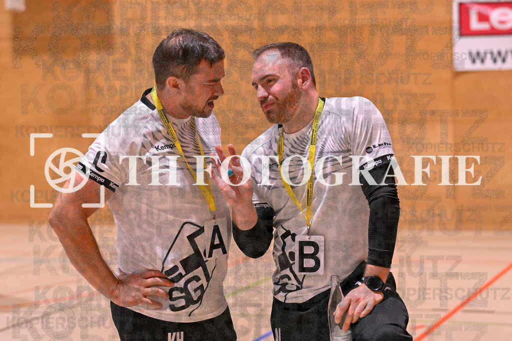 GER, SG Maulburg/Steinen - SV Allensbach 2, Frauen-Handball, Oberliga Suedbaden, 1. Spieltag, Saison 2024/2025, 28.09.2024 | Karsten Haas (SG Maulburg Steinen, Trainer) im Gespraech mit André Leuchtmann (SG Maulburg Steinen, Trainer)GER, SG Maulburg/Steinen - SV Allensbach 2, Frauen-Handball, Oberliga Suedbaden, 1. Spieltag, Saison 2024/2025, 28.09.2024Foto: TH Fotografie/Thomas Hess