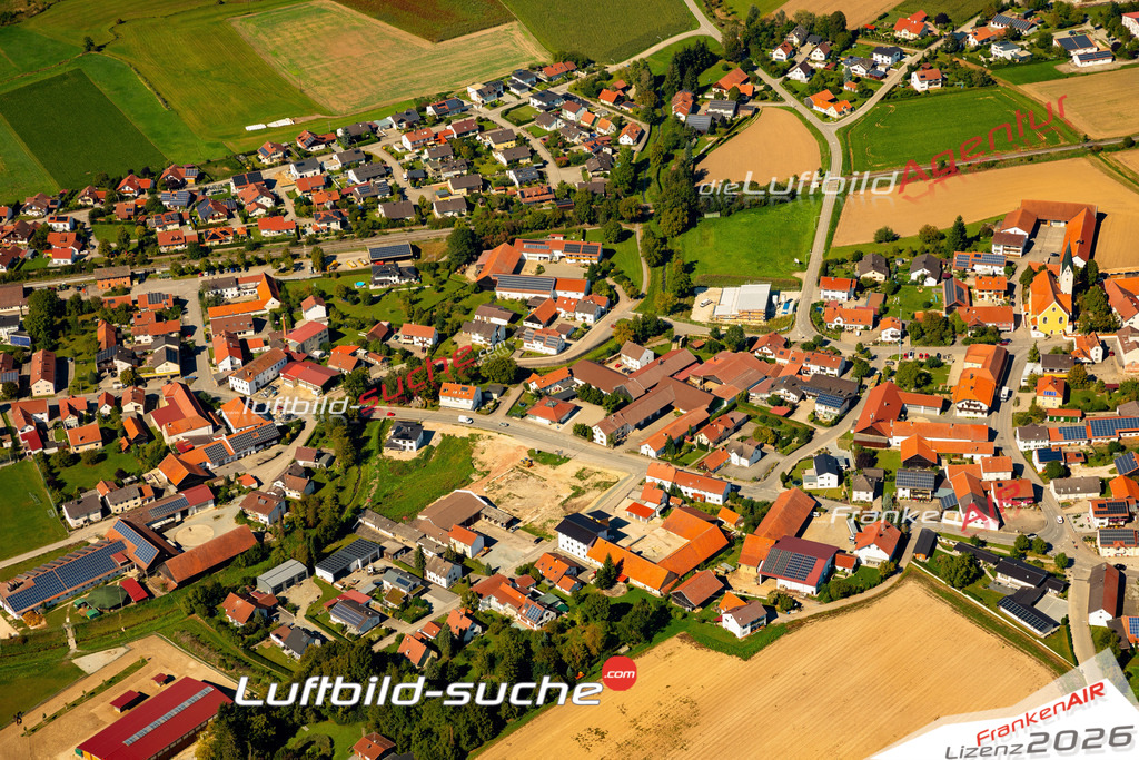 Das Luftbild zeigt :  Laberweinting - Die Luftaufnahme wurde 2023 vom UL-Flugzeug aus erstellt ( keine Drohne ) - Hochauflösende Luftaufnahme - Für grossformatige Ausdrucke geeignet. Die Geschenkidee !Mit Lizenz und Bildrechte bestellbar