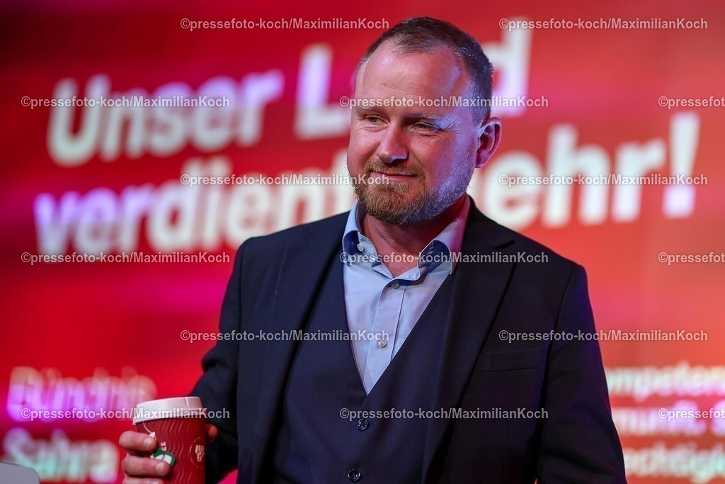 Wup06022501061 | 06.02.2025, Wahlkampfveranstaltung Bündnis Sahra Wagenknecht - Der Politiker Christian Leye (Generalsekretär BSW) bei seiner Rede in der Alten Papierfabrik in Wuppertal. 