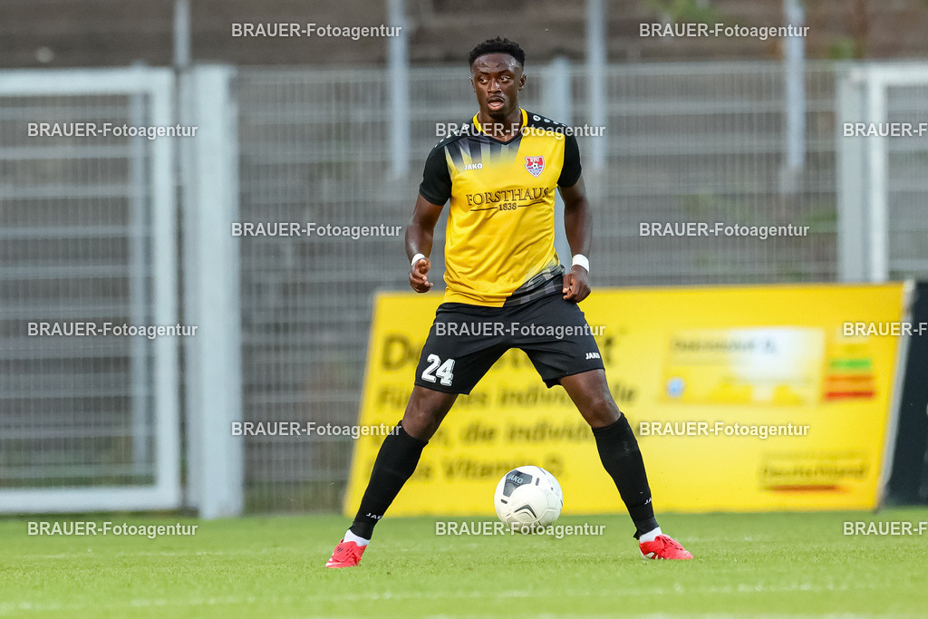 SB_KFCBAU_20250815_4254.JPG -  - KFC Uerdingen - SF Baumberg - Oberliga Niederrhein | Krefeld, Deutschland, 15.08.25: Kingsley Helmut Marcinek (KFC Uerdingen) in Aktion, am Ball, Einzelaktion während des Oberliga Niederrhein Spiels zwischen KFC Uerdingen - SF Baumberg in der Grotenburg Stadion am 15. August 2025 in Krefeld, Deutschland. (Foto von Stefan Brauer/Brauer-Fotoagentur)