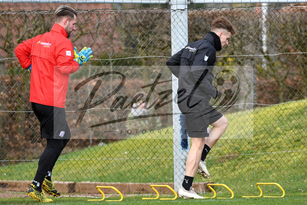 20200225_TRAOSN_0005 | Fussball, Herren: Torhueter Philipp Kuehn (VfL Osnabrueck) und Moritz Heyer (VfL Osnabrueck) waermen sich auf waehrend der Trainingseinheit des VfL Osnabrueck im Sportpark Illoshoehe am 25.02.2020 in Osnabrueck, Deutschland. - Realisiert mit Pictrs.com