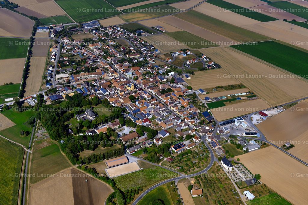 3650456 | GELCHSHEIM 13.09.2016 Ortsansicht am Rande von landwirtschaftlichen Feldern und Nutzflächen  in Gelchsheim im Bundesland Bayern, Deutschland // Village view on the edge of agricultural fields and land  in Gelchsheim in the state Bavaria, Germany Foto: Gerhard Launer