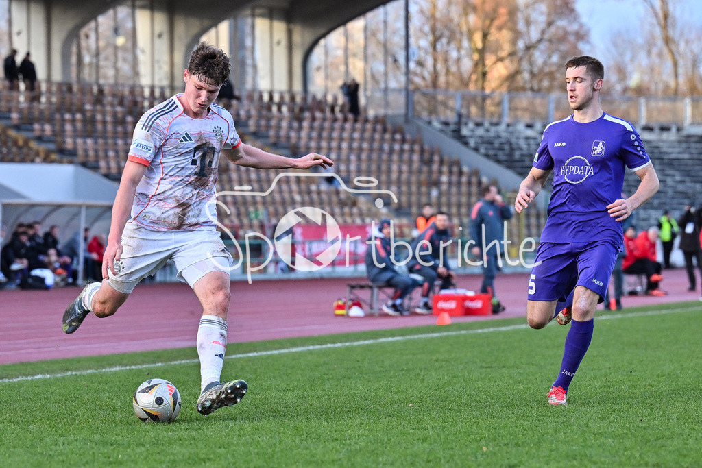TSV Schwaben Augsburg - FC Bayern Amateure | AUGSBURG, GERMANY - 29. NOVEMBER: im Duell  Richard Christian MEIER (FC Bayern München II 9) und Dennis RUISINGER (TSV Schwaben Augsburg 5) beim Ligaspiel zwischen dem TSV Schwaben Augsburg und den Amateuren des FC Bayern am 20. Spieltag der Regionalliga Bayern im Rosenaustadion