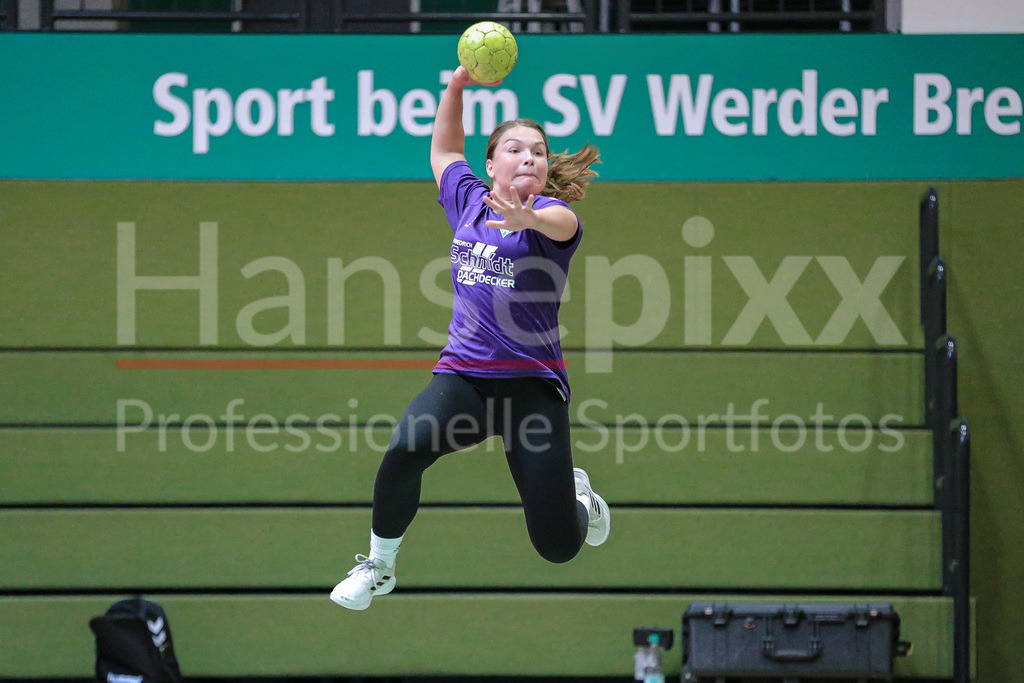 Handball, 2. Bundesliga Frauen, Training SV Werder Bremen | v.li.: Madita Probst (SV Werder Bremen, 10) beim Wurf, am Ball, Spielszene, Aktion, Action