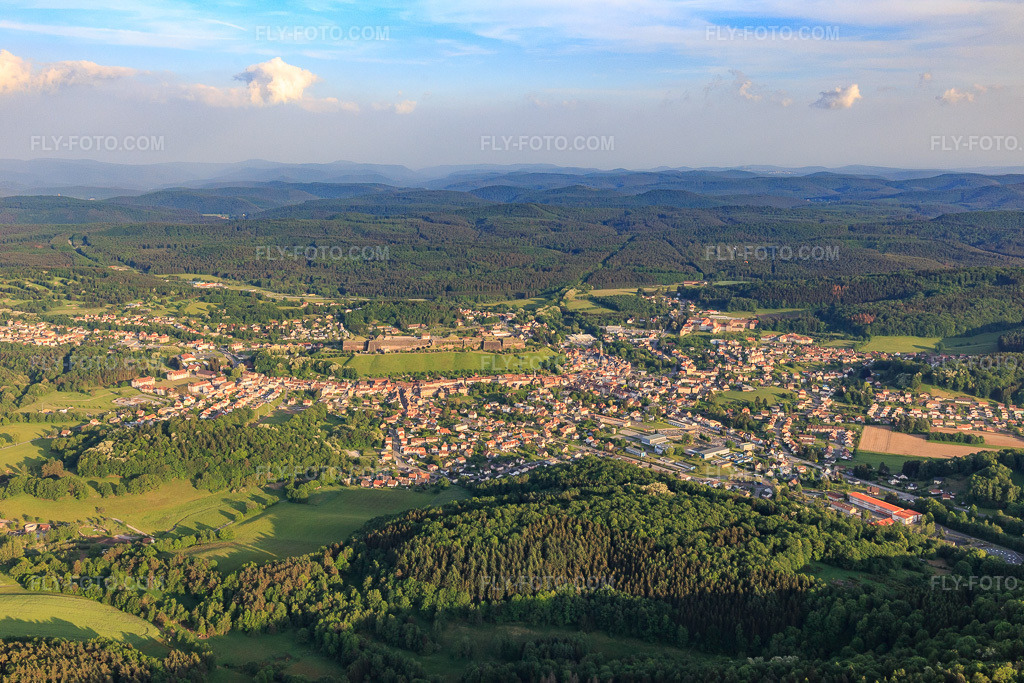 Aerial view: View of the town from the north, showing the citadel. in Bitsch in the state Moselle, France. – Photo: IMG_107227.jpg taken on 05/18/2018 by Werner Riehm/FLY-FOTO.com – Resolution of the original: 5472 x 3648 px