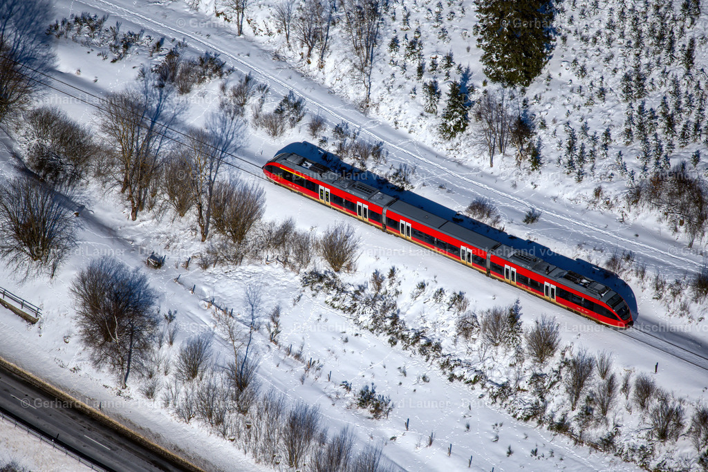 4043639 | roter Zug in verschneiter Landschaft bei Winterberg