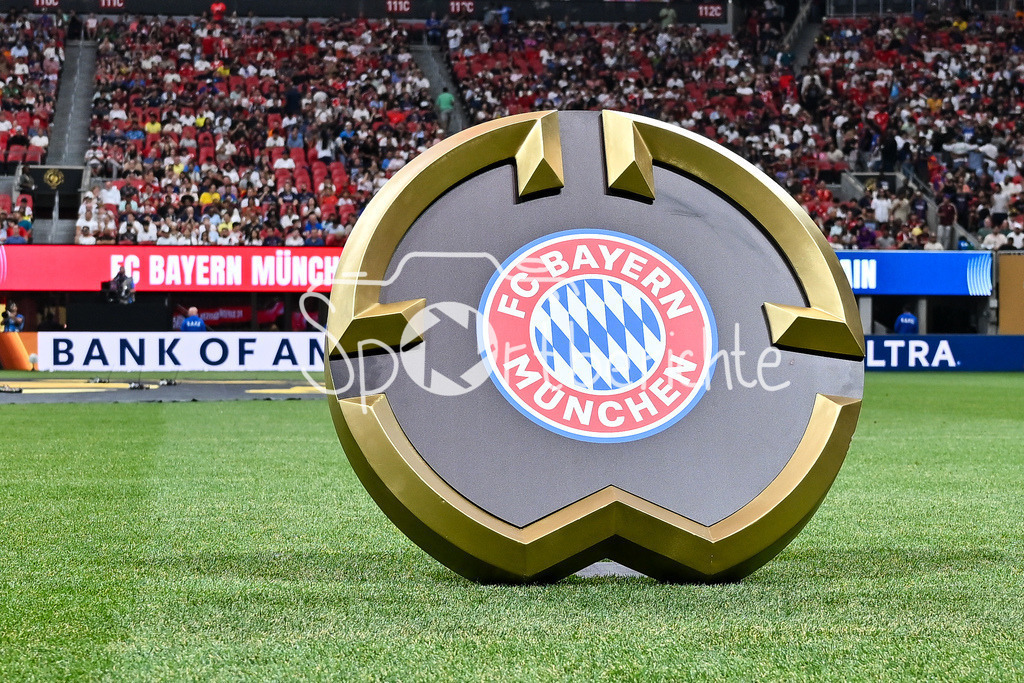 Paris Saint Germain - FC Bayern München | Das LOGO des FC Bayern auf dem Rasen in Atlanta / Wappen / Symbolbildl / Symbolfoto / FIFA Club World Cup: Paris Saint Germain - FC Bayern Muenchen, Mercedes Benz Stadium am 05.07.2025 / NOT FOR SALE IN USA