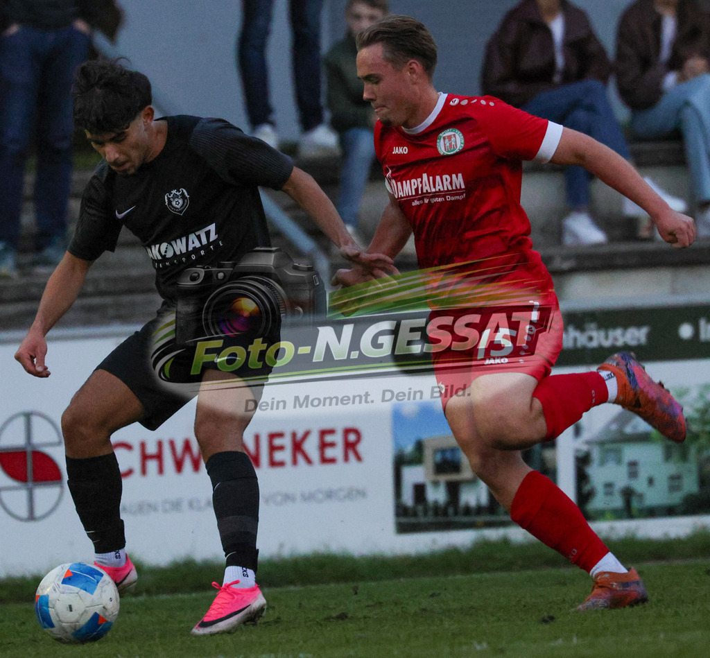 Bünder SV - BV Stift Quernhei | Auf dem Bild zu sehen: rot Bünder SV: Tim Kassen ; schwarz BV Stift Quernheim: Luis CelikBünder SV, BV Stift Quernheim, Saison 26/27, Kreispokal, Achtelfinale - Realisiert mit Pictrs.com
