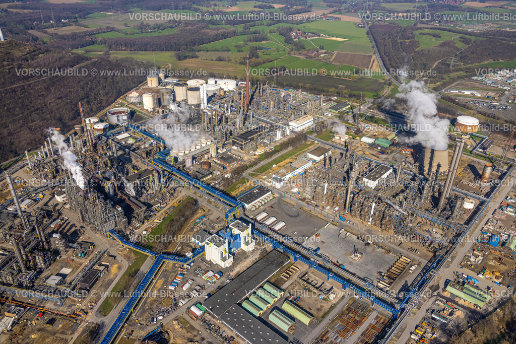 Gelsenkirchen240300126 | Luftbild, Werksgelände der Ruhr-Oel GmbH BP Raffinerie Scholven, rauchende Anlagen, Scholven, Gelsenkirchen, Ruhrgebiet, Nordrhein-Westfalen, Deutschland