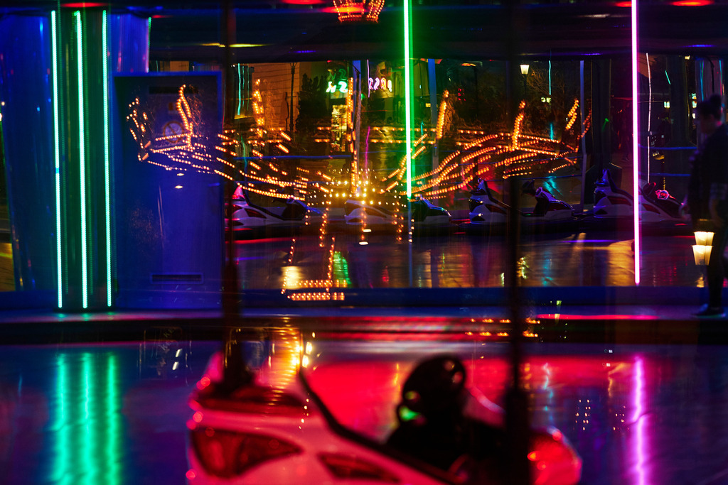 Autodrom mit Karussell Spiegelung | Wien, Austria - October 23, 2019: Autodrom mit Karussell Spiegelung im Abendlicht. - Realisiert mit Pictrs.com