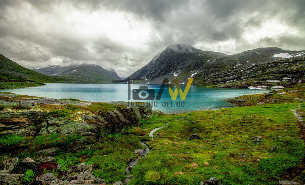Der idyllische See Djupvatnet in Norwegen, einzigartige Landschaft | Das Bild zeigt den See Djupvatnet in Norwegen, der in der Nähe des bekannten Berges Dalsnibba liegtDer See liegt auf einer Höhe von 1016 Metern über dem Meeresspiegel. Die Gegend ist bekannt für ihre spektakuläre Landschaft und die Nähe zum UNESCO-Weltnaturerbe Geirangerfjord.  - Realisiert mit Pictrs.com