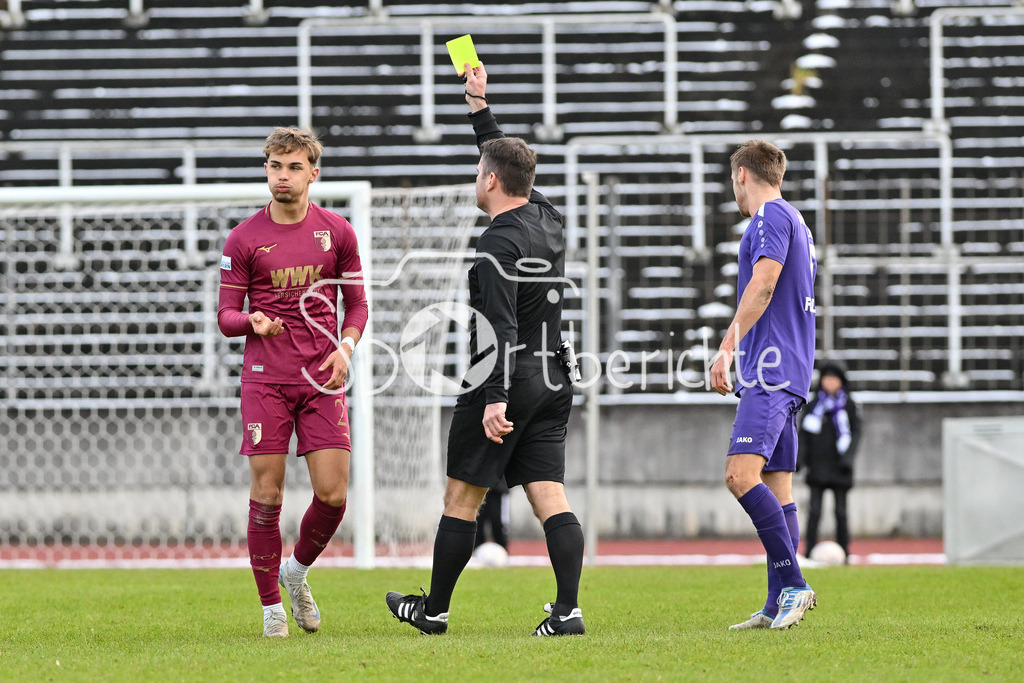 TSV Schwaben Augsburg - FC Augsburg II | Schiedsrichterr Markus PFLAUM zeift Constantin KRESIN (FC Augsburg II 23) die gelbe KARTE / Regionalliga Bayern: TSV Schwaben Augsburg - FC Augsburg II, Rosenaustadion am 23.11.2024