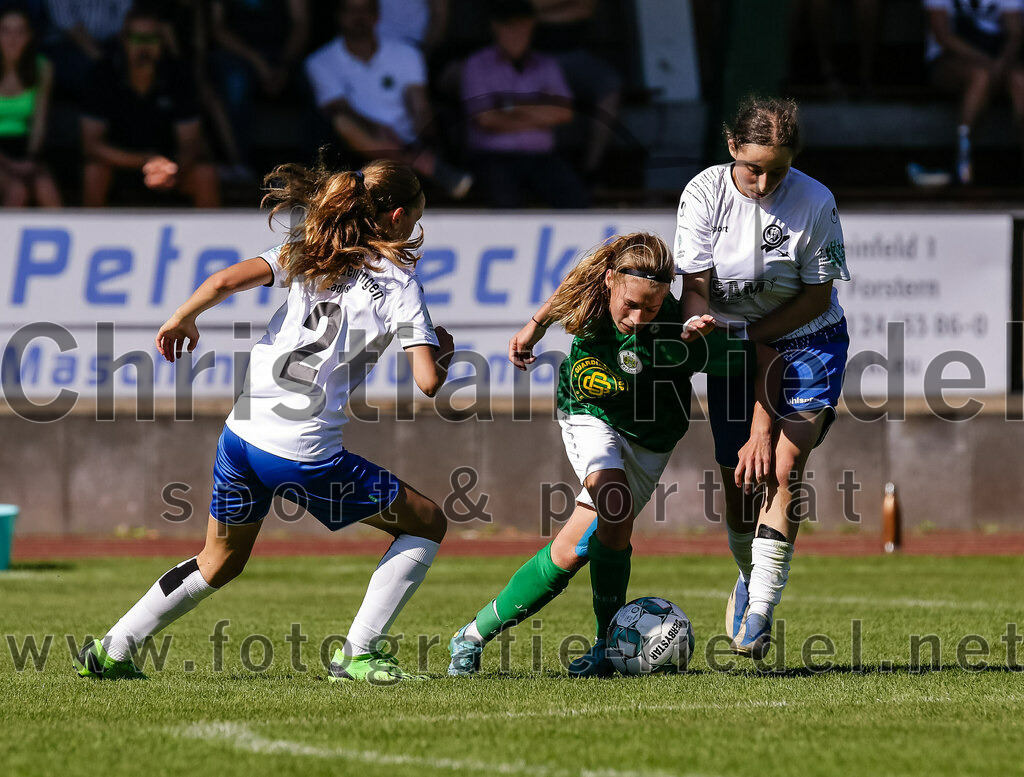 2023-09-16_040_FC_Forstern_gegen_VfL_Sindelfingen_Ladies_I | Forstern, Deutschland, 16.09.2023:
Fußball, B-Juniorinnen-Bundesliga Süd 2023 / 2024, 2. Spieltag, FC Forstern gegen VfL Sindelfingen Ladies I, Endergebnis: 4:1

Mathilde Galy (VfL Sindelfingen Ladies I, #2), Hannah Ram (FC Forstern, #9), Nadin Kachmar (VfL Sindelfingen Ladies I, #8)

Foto: Christian Riedel / fotografie-riedel.net