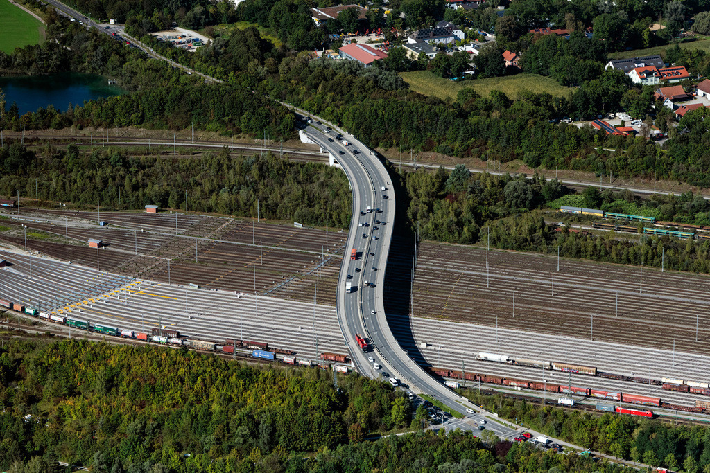 dr__0091127.jpg | MüNCHEN 23.09.2021 Straßen- Brückenbauwerk entlang des Rangierbahnhof München Nord in München im Bundesland Bayern, Deutschland. // Road bridge construction along of Rangierbahnhof Muenchen Nord in Munich in the state Bavaria, Germany. Foto: Daniel Reiter