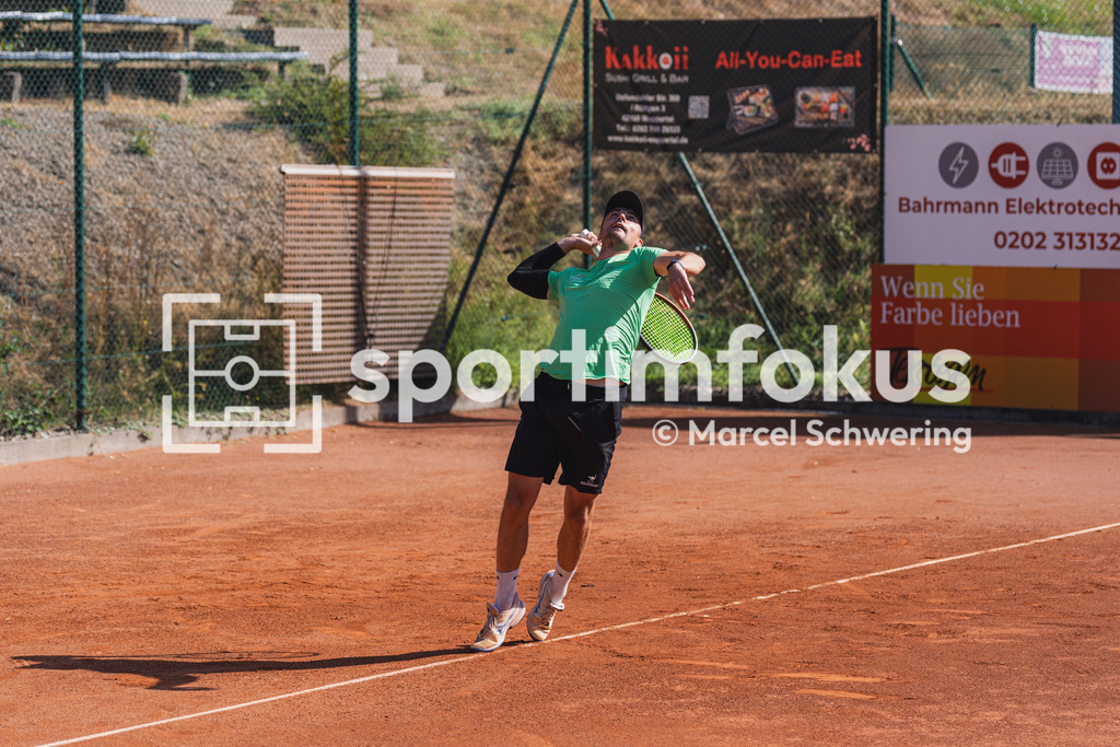 Wuppertaler Tennis-Stadtmeisterschaften | Jan Henri Augustat (Bayer Wuppertal) beim Aufschlag. Herren-Finale der Wuppertaler Tennis-Stadtmeisterschaften, Wuppertal, 09.08.2026. - Realisiert mit Pictrs.com