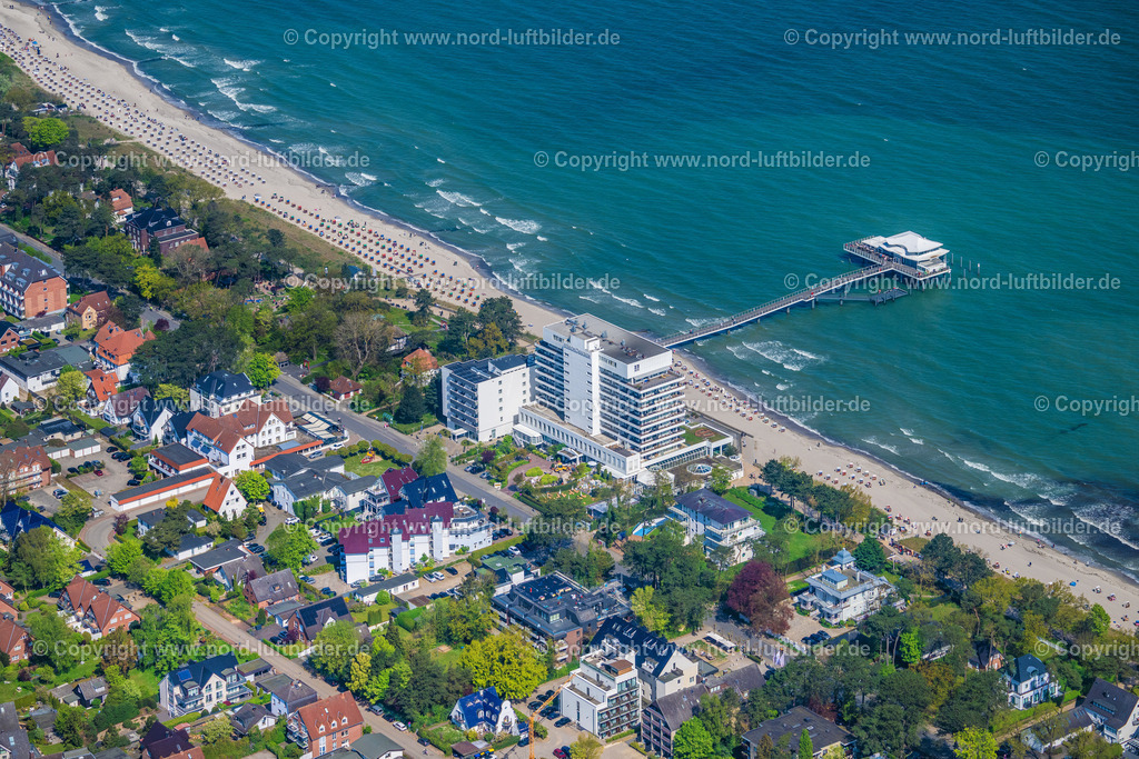 Timmendorf_Seebrücke_ELS_0016010524 | TIMMENDORFER STRAND 01.05.2024 Laufflächen und Konstruktion der Seebrücke über der Wasseroberfläche mit japanischem Teehaus in Timmendorfer Strand im Bundesland Schleswig-Holstein, Deutschland. Weiterführende Informationen bei: Timmendorfer Strand Niendorf Tourismus GmbH. // Running surfaces and construction of the pier over the water surface . in Timmendorfer Strand in the state Schleswig-Holstein, Germany. Further information at: Timmendorfer Strand Niendorf Tourismus GmbH. Foto: Martin Elsen