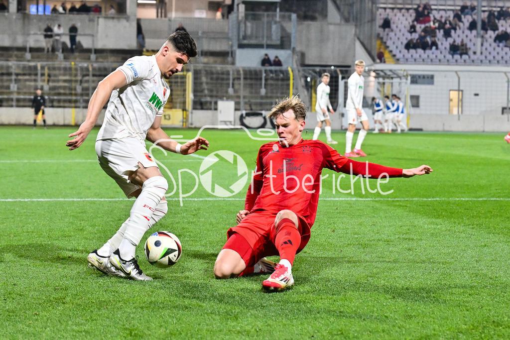 FC Bayern Amateure - FC Augsburg II | im Duell Daniel KATIC (FC Augsburg II 4) und Samuel UNSOELD (FC Bayern München II #7) / Zweikampf / Regionalliga Bayern: FC Bayern Muenchen II - FC Augsburg II, Gruenwalder Stadion am 14.03.2025