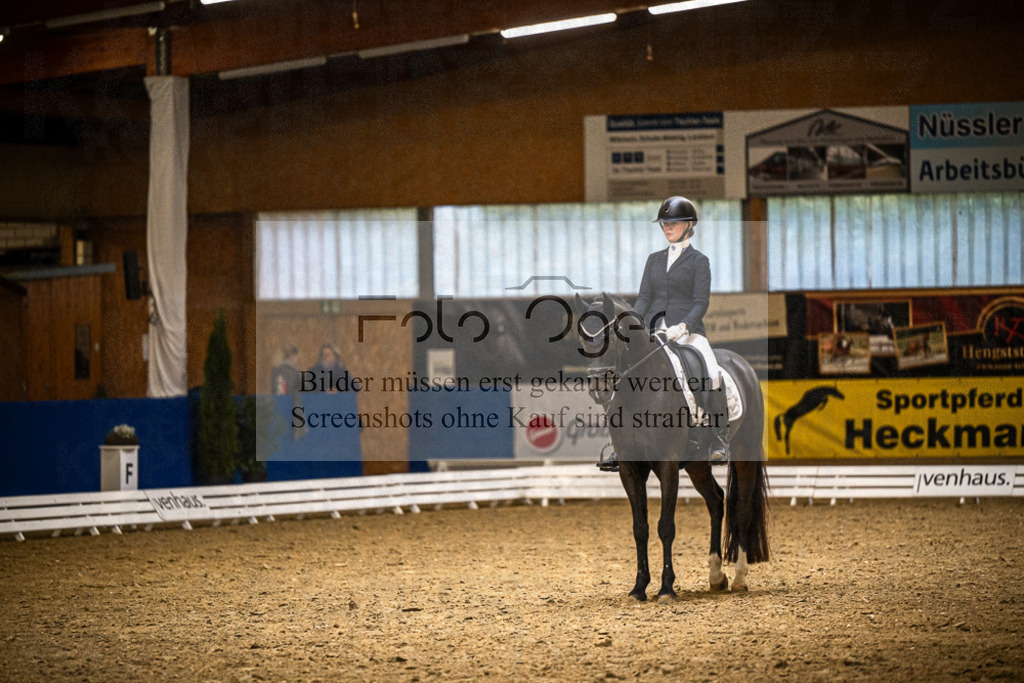 DOS_1540 | Entdecke hochwertige Reitturnierfotos von Foto Oger. Professionell, emotional und authentisch – jetzt Lieblingsmomente im Shop bestellen.Deutschlandweite Turnierfotografie. - Realisiert mit Pictrs.com