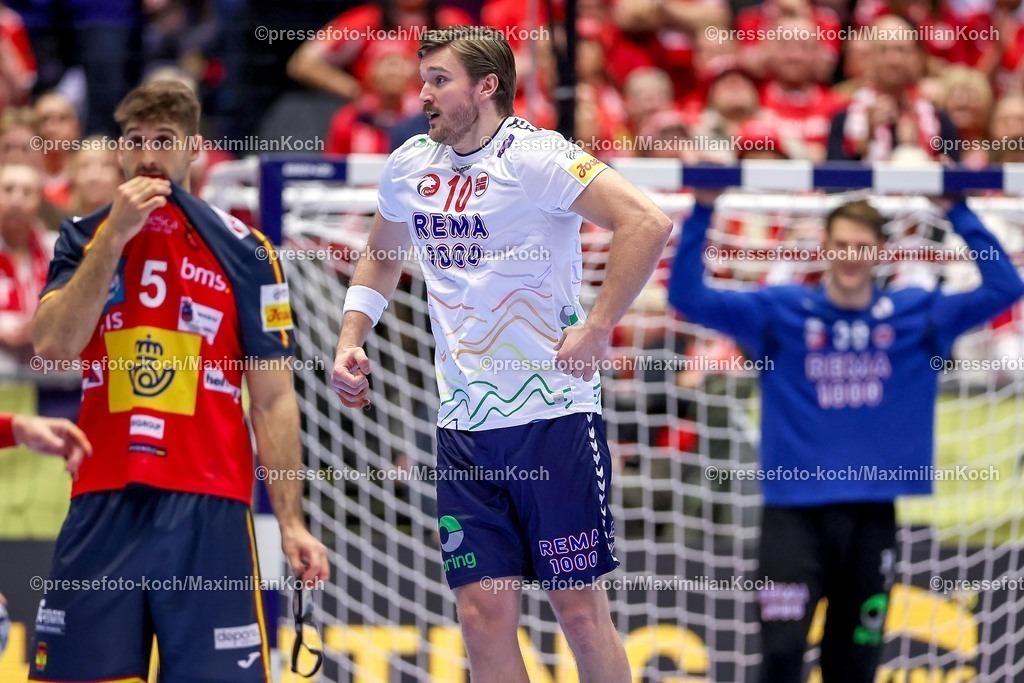 EHF22012602157 | 22.01.2026, Handball, Men's EHF EURO 2026, Spanien - Norwegen, Jyske Bank Boxen in Herning, Dänemark, Main Round: Abschlussjubel nach dem Sieg der Norweger gegen Spanien.  Vetle Ronningen (Norway #10) neben  Antonio Serradilla Cuenca (Espania #05)